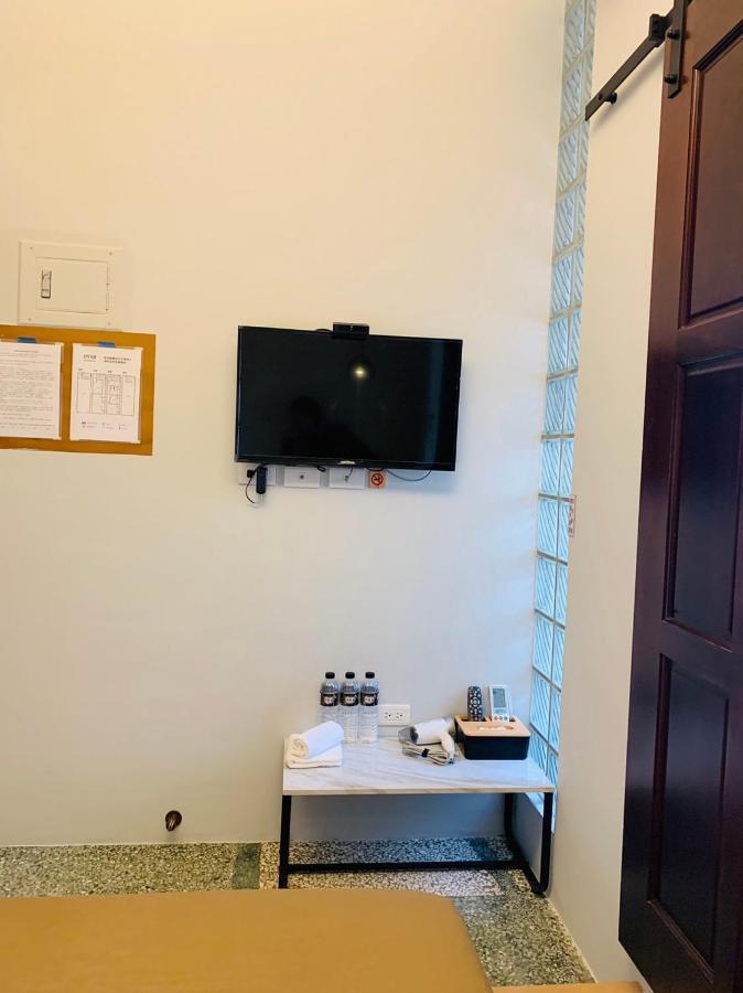 Oyaji Guesthouse-依人數床位數計價開放房型 Tainan Exterior photo