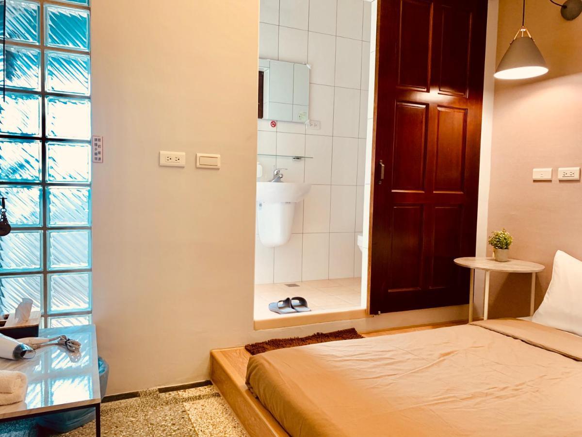 Oyaji Guesthouse-依人數床位數計價開放房型 Tainan Exterior photo